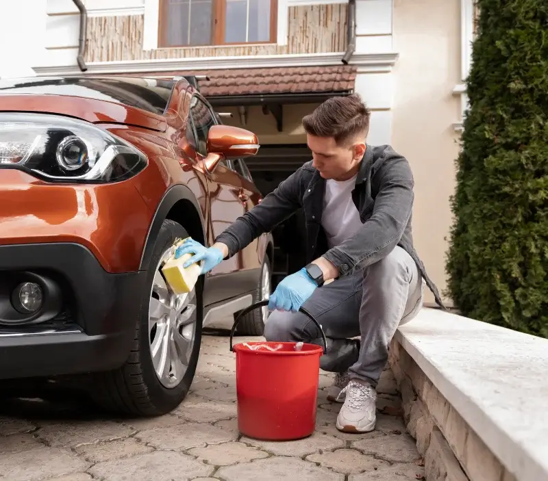 Lavage auto à domicile Thonon-les-Bains : professionnel intervenant sur un véhicule